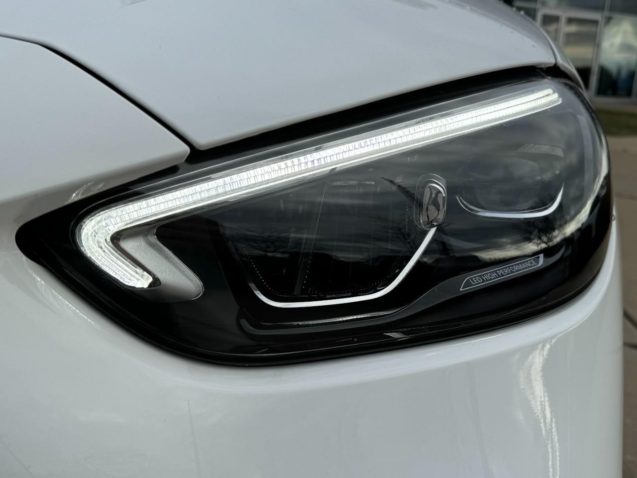 Mercedes-Benz C-Class Vehicle Full-screen Gallery Image 13