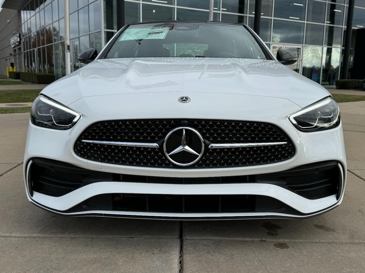 Mercedes-Benz C-Class Vehicle Full-screen Gallery Image 14