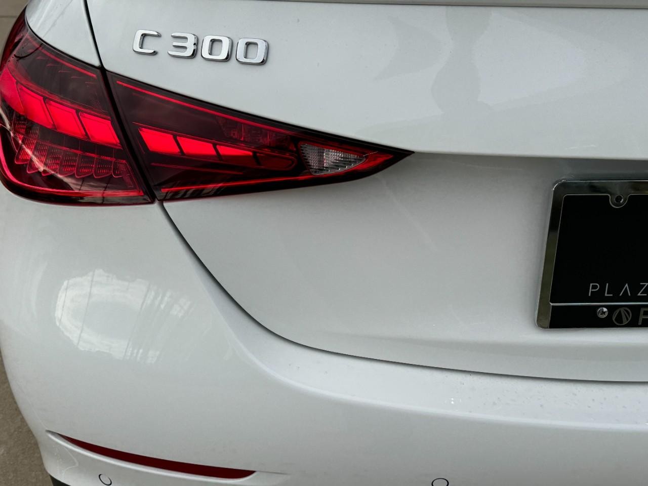 Mercedes-Benz C-Class Vehicle Full-screen Gallery Image 15