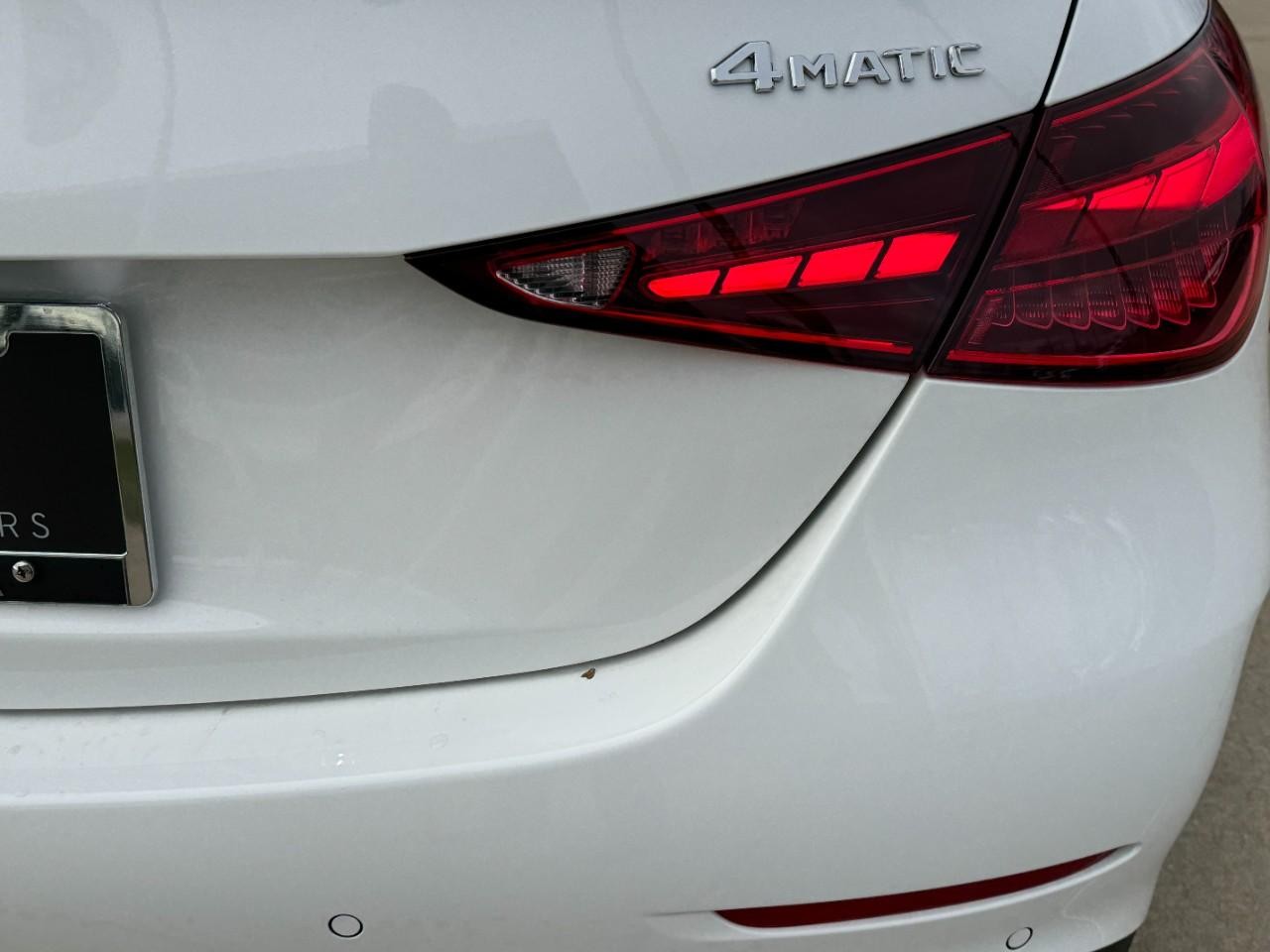 Mercedes-Benz C-Class Vehicle Full-screen Gallery Image 16