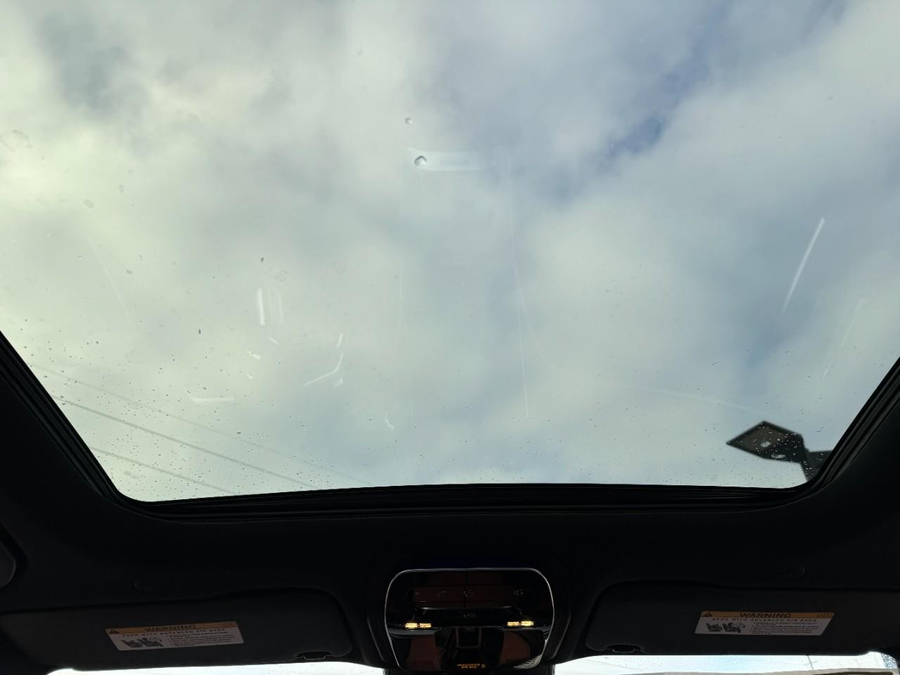 Mercedes-Benz C-Class Vehicle Full-screen Gallery Image 18