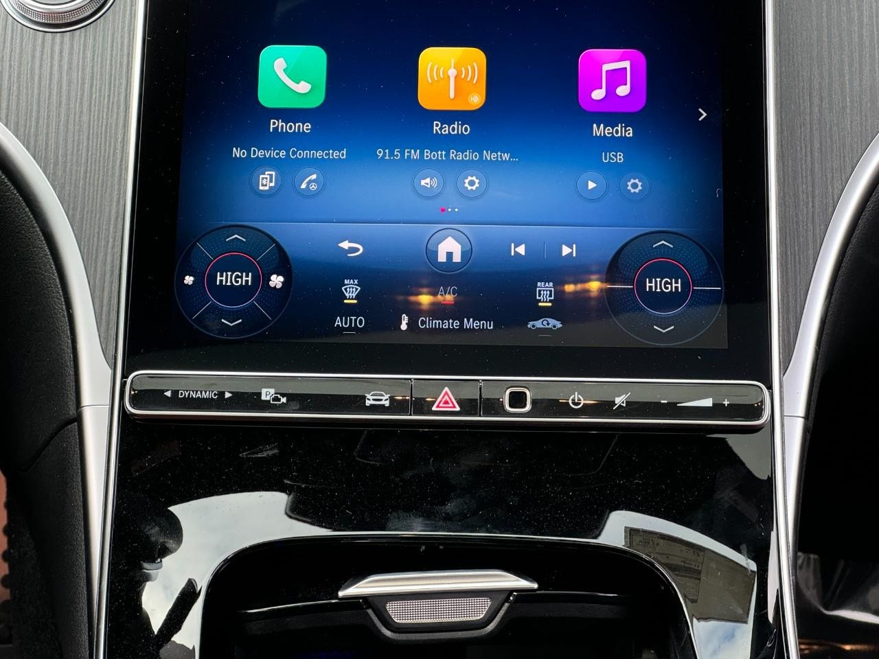 Mercedes-Benz C-Class Vehicle Full-screen Gallery Image 19