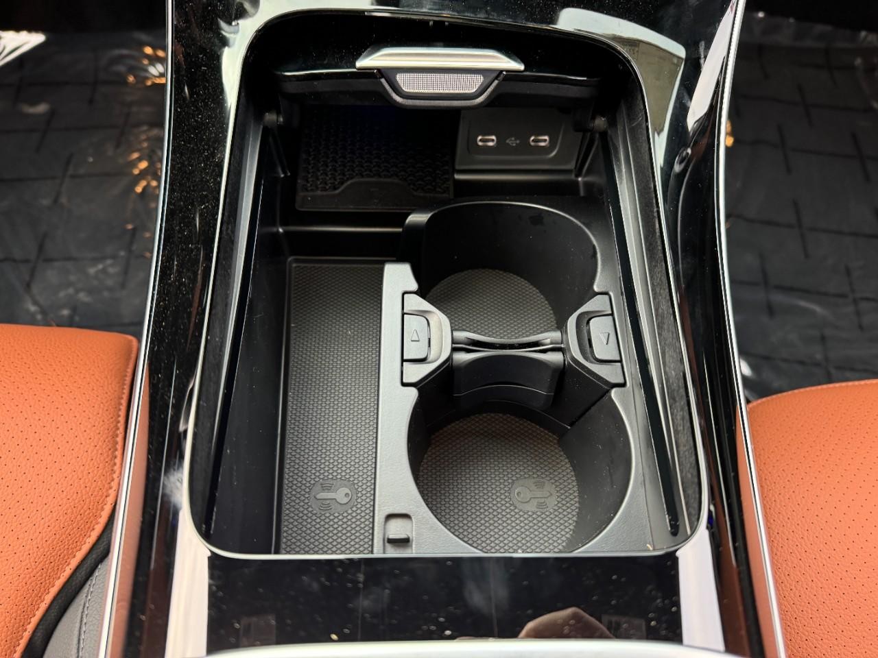 Mercedes-Benz C-Class Vehicle Full-screen Gallery Image 20