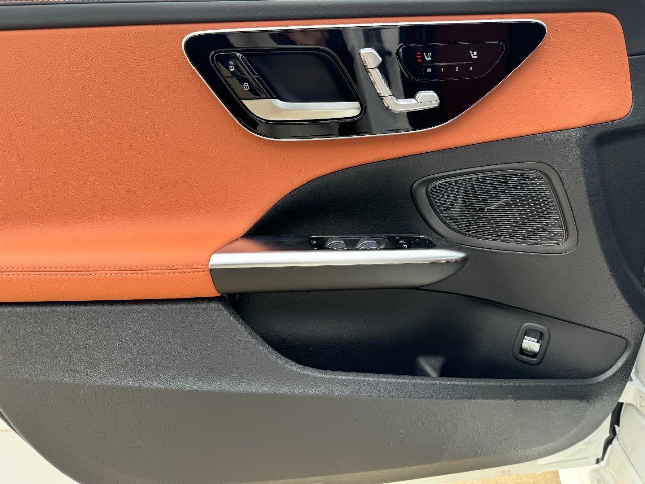 Mercedes-Benz C-Class Vehicle Full-screen Gallery Image 21