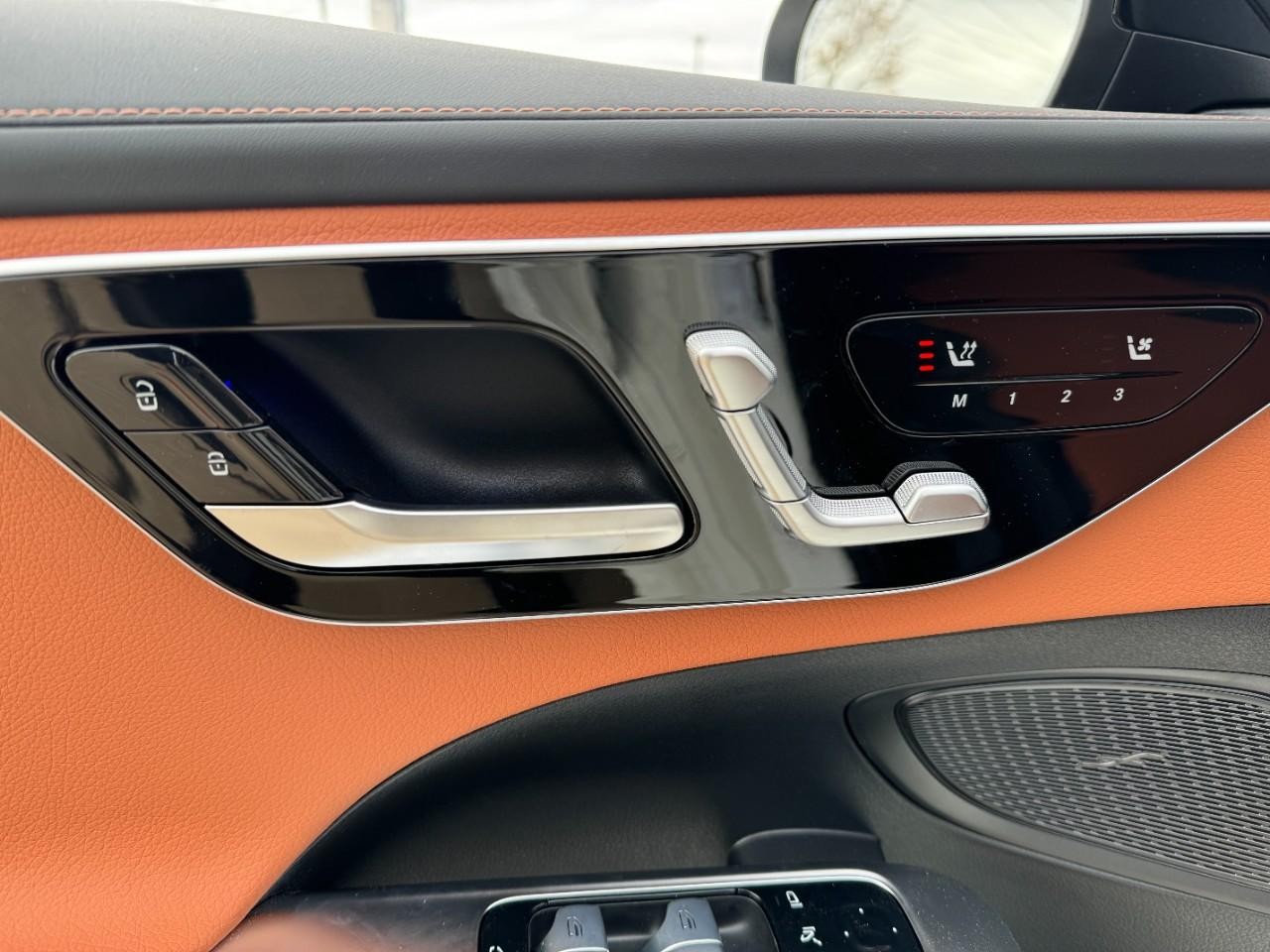 Mercedes-Benz C-Class Vehicle Full-screen Gallery Image 22