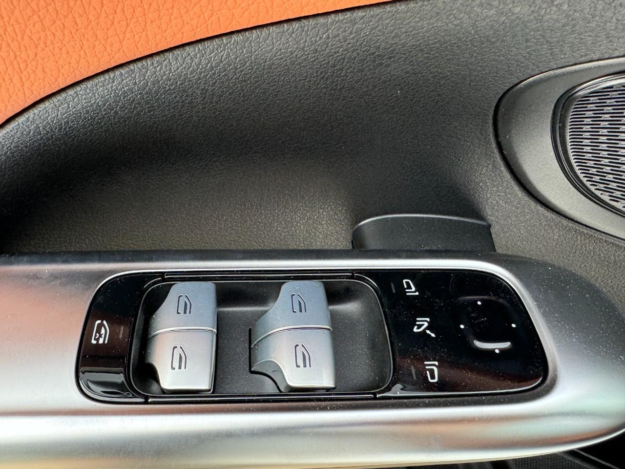 Mercedes-Benz C-Class Vehicle Full-screen Gallery Image 23