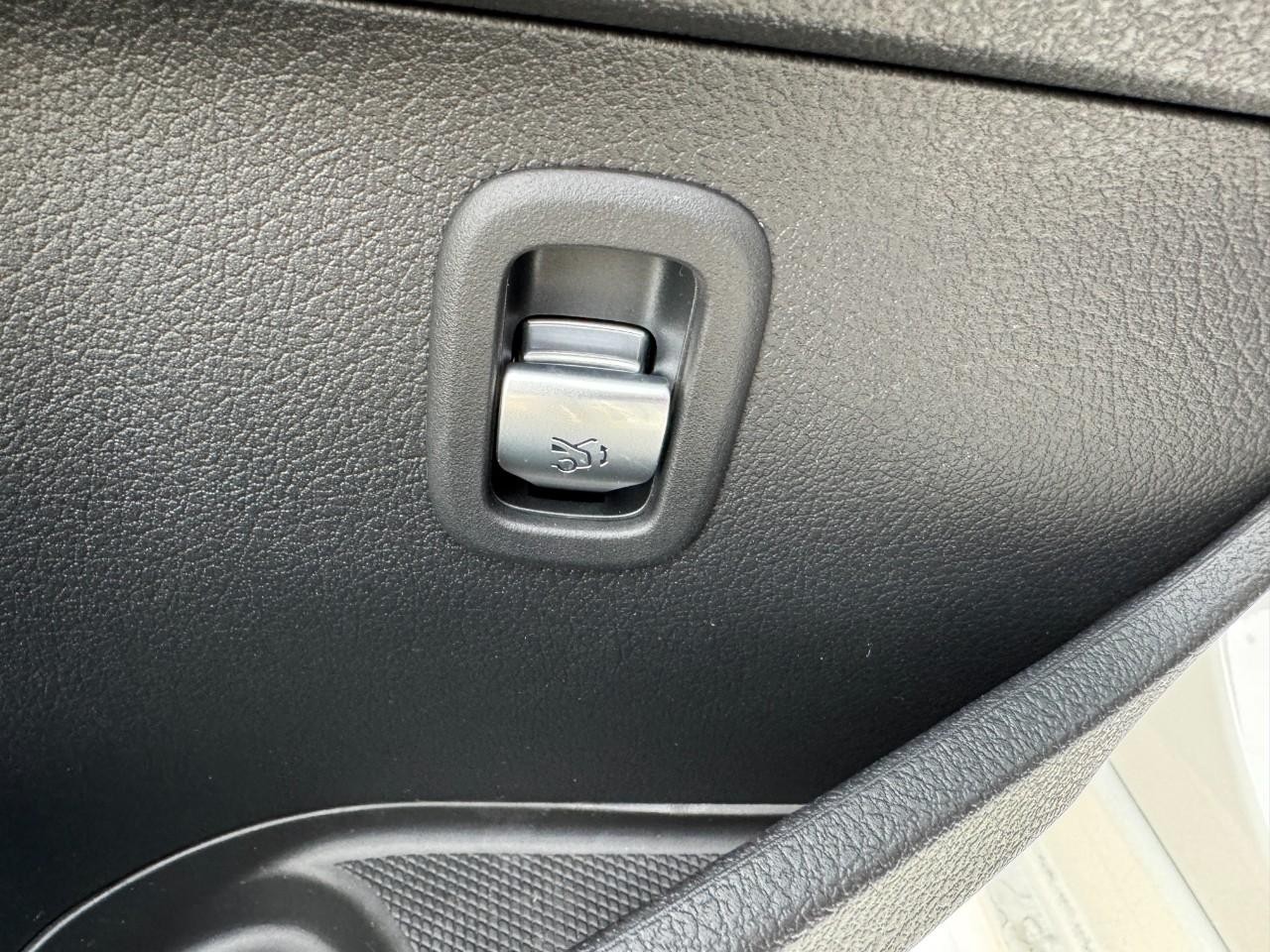 Mercedes-Benz C-Class Vehicle Full-screen Gallery Image 24