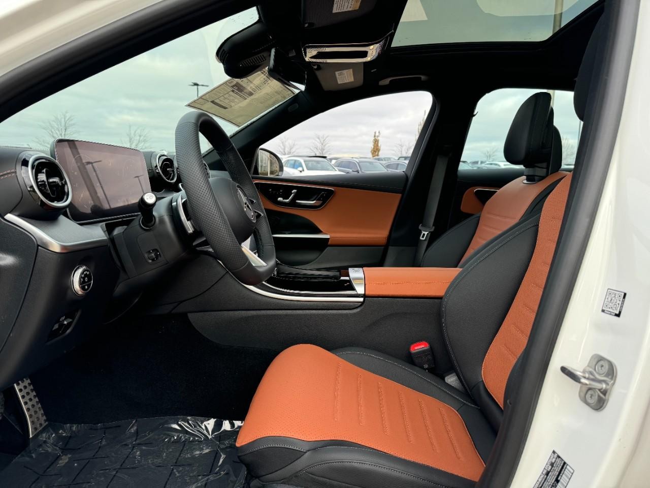 Mercedes-Benz C-Class Vehicle Full-screen Gallery Image 25