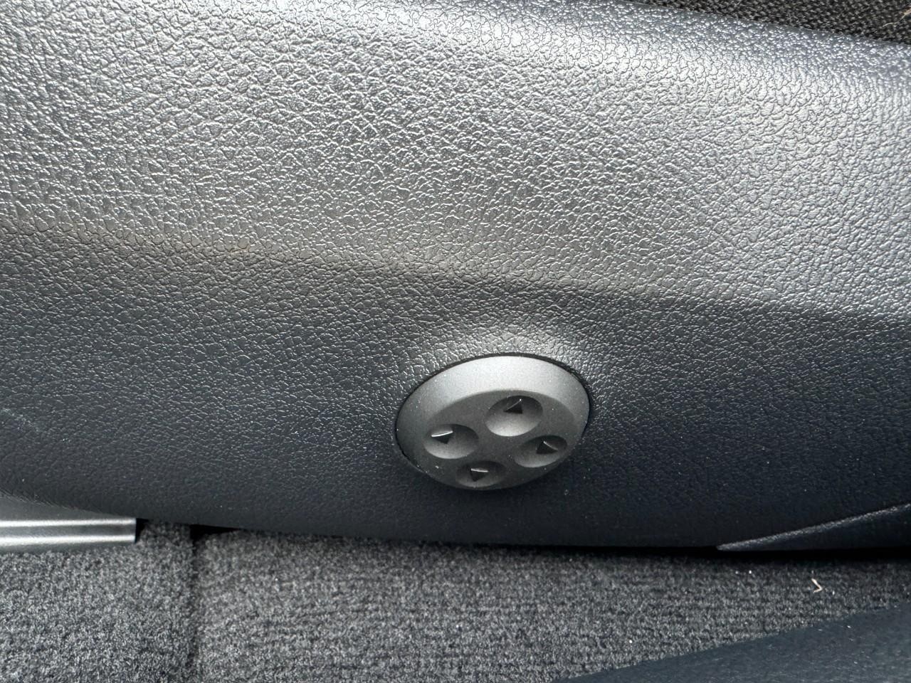 Mercedes-Benz C-Class Vehicle Full-screen Gallery Image 26