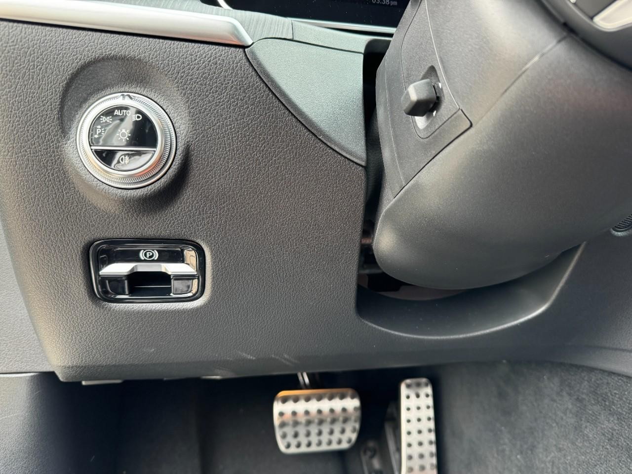 Mercedes-Benz C-Class Vehicle Full-screen Gallery Image 27