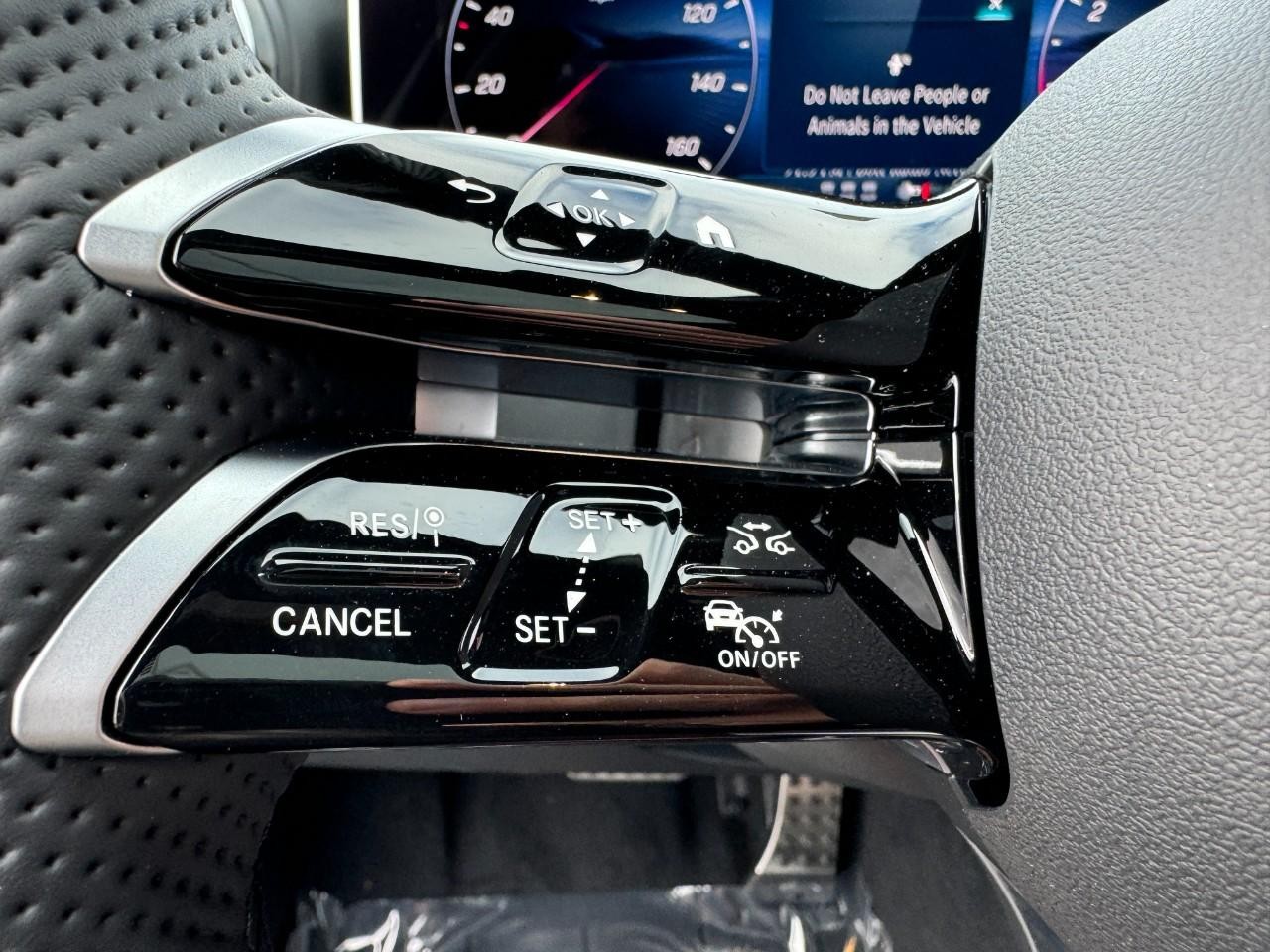 Mercedes-Benz C-Class Vehicle Full-screen Gallery Image 28