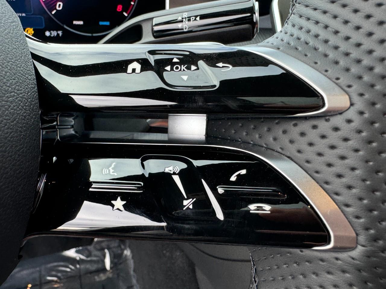 Mercedes-Benz C-Class Vehicle Full-screen Gallery Image 29