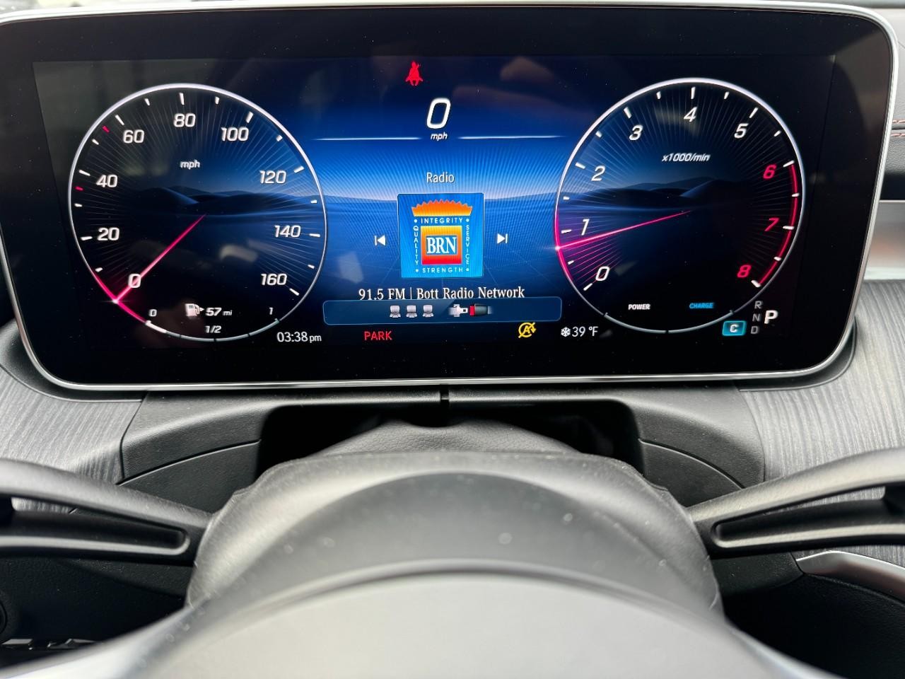 Mercedes-Benz C-Class Vehicle Full-screen Gallery Image 30