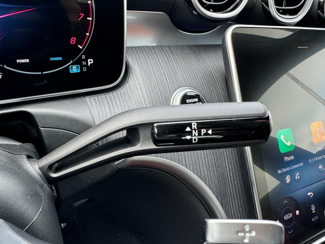 Mercedes-Benz C-Class Vehicle Full-screen Gallery Image 31