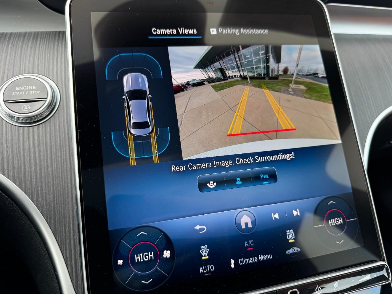 Mercedes-Benz C-Class Vehicle Full-screen Gallery Image 32