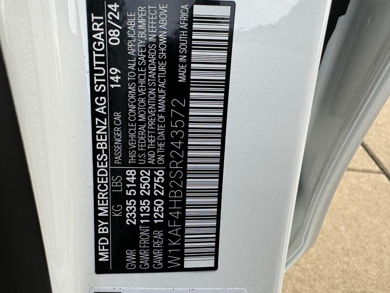 Mercedes-Benz C-Class Vehicle Full-screen Gallery Image 33