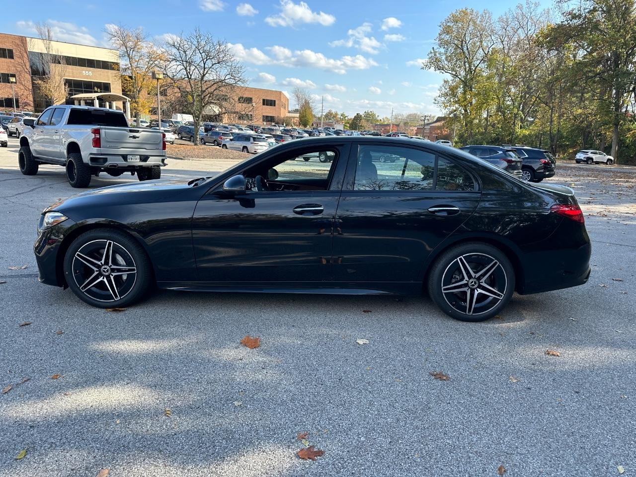 Mercedes-Benz C-Class Vehicle Full-screen Gallery Image 2