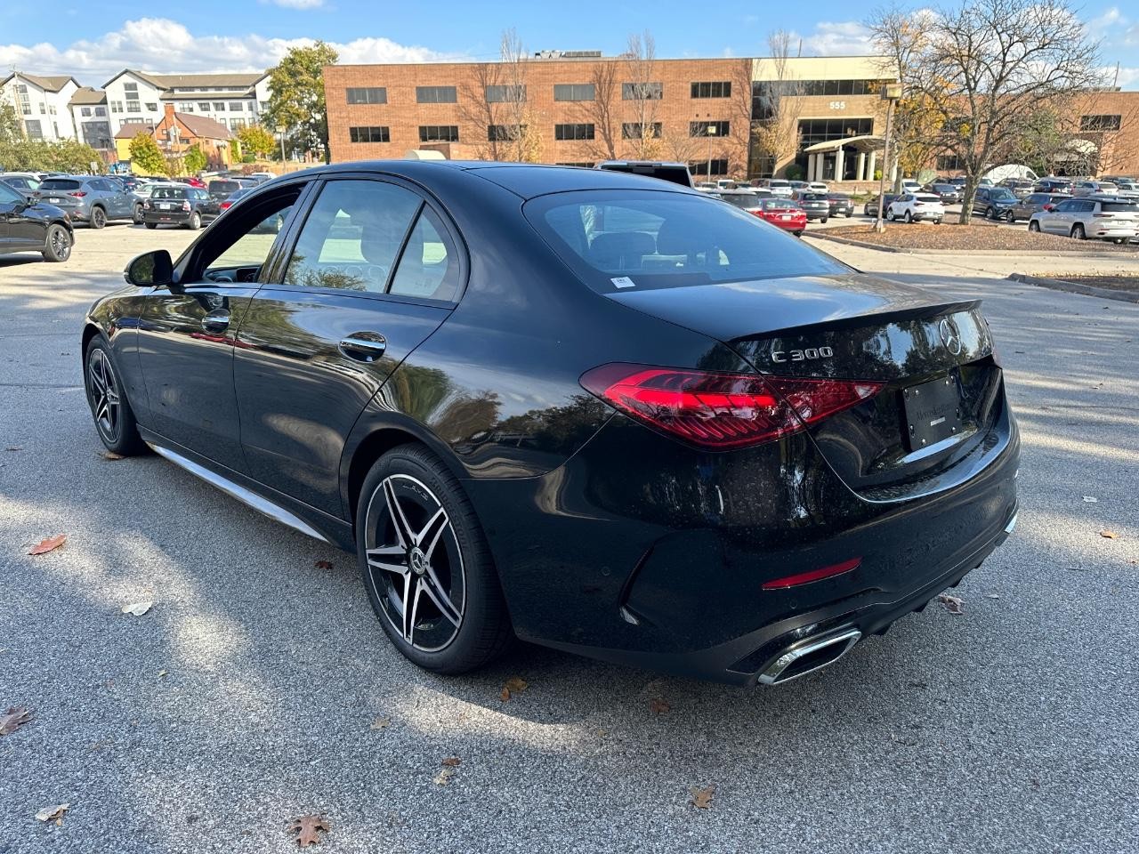 Mercedes-Benz C-Class Vehicle Full-screen Gallery Image 3