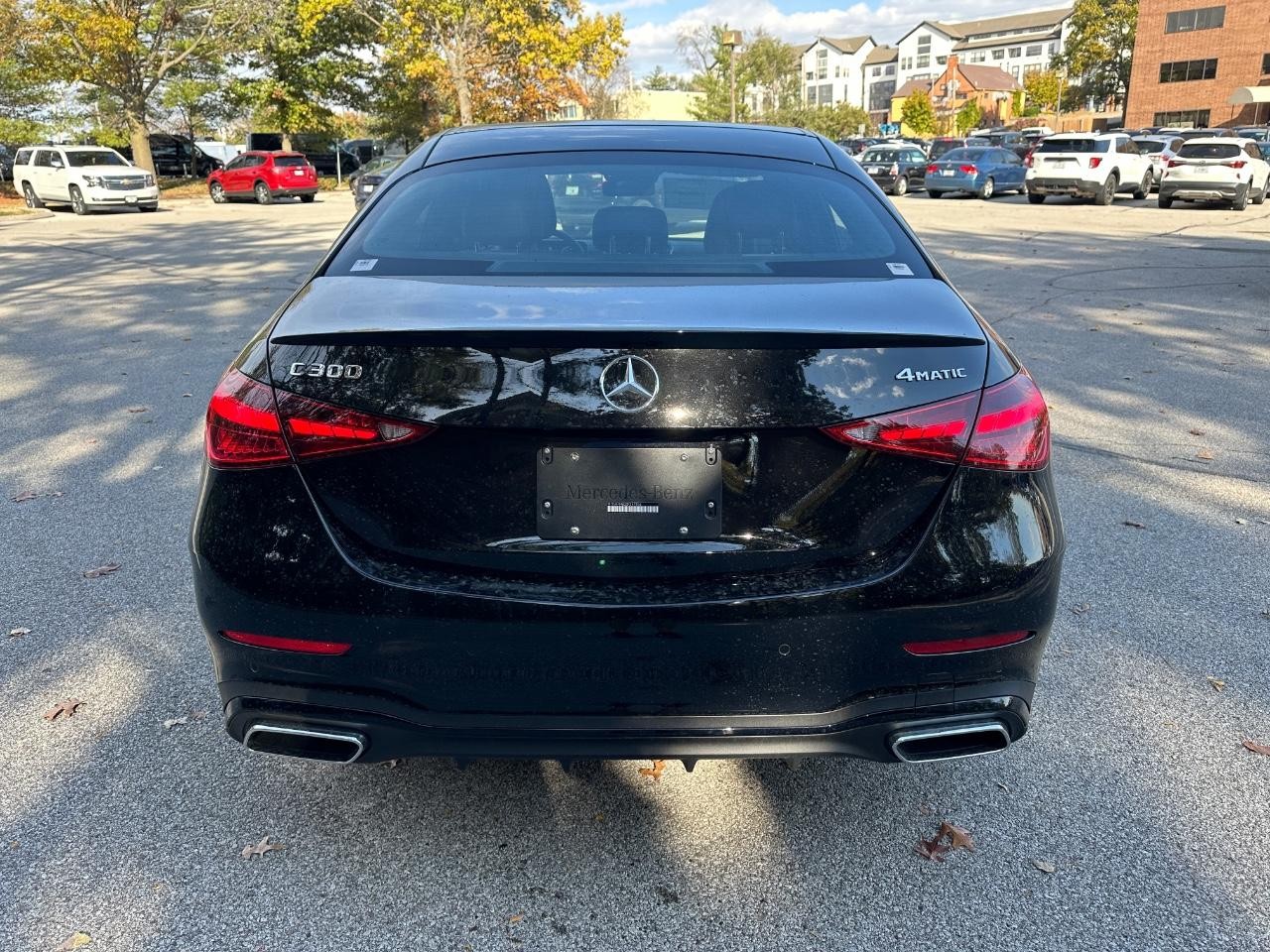 Mercedes-Benz C-Class Vehicle Full-screen Gallery Image 4