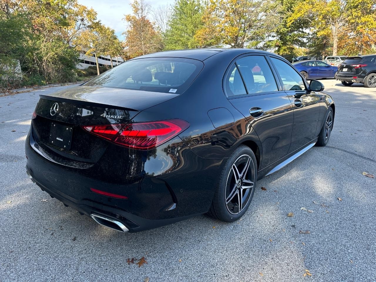 Mercedes-Benz C-Class Vehicle Full-screen Gallery Image 5