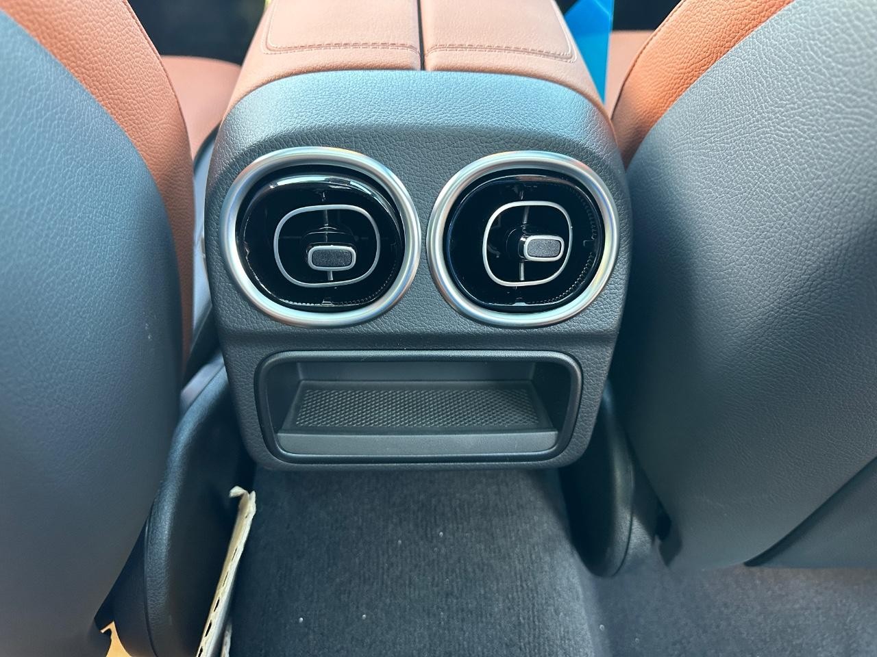 Mercedes-Benz C-Class Vehicle Full-screen Gallery Image 9