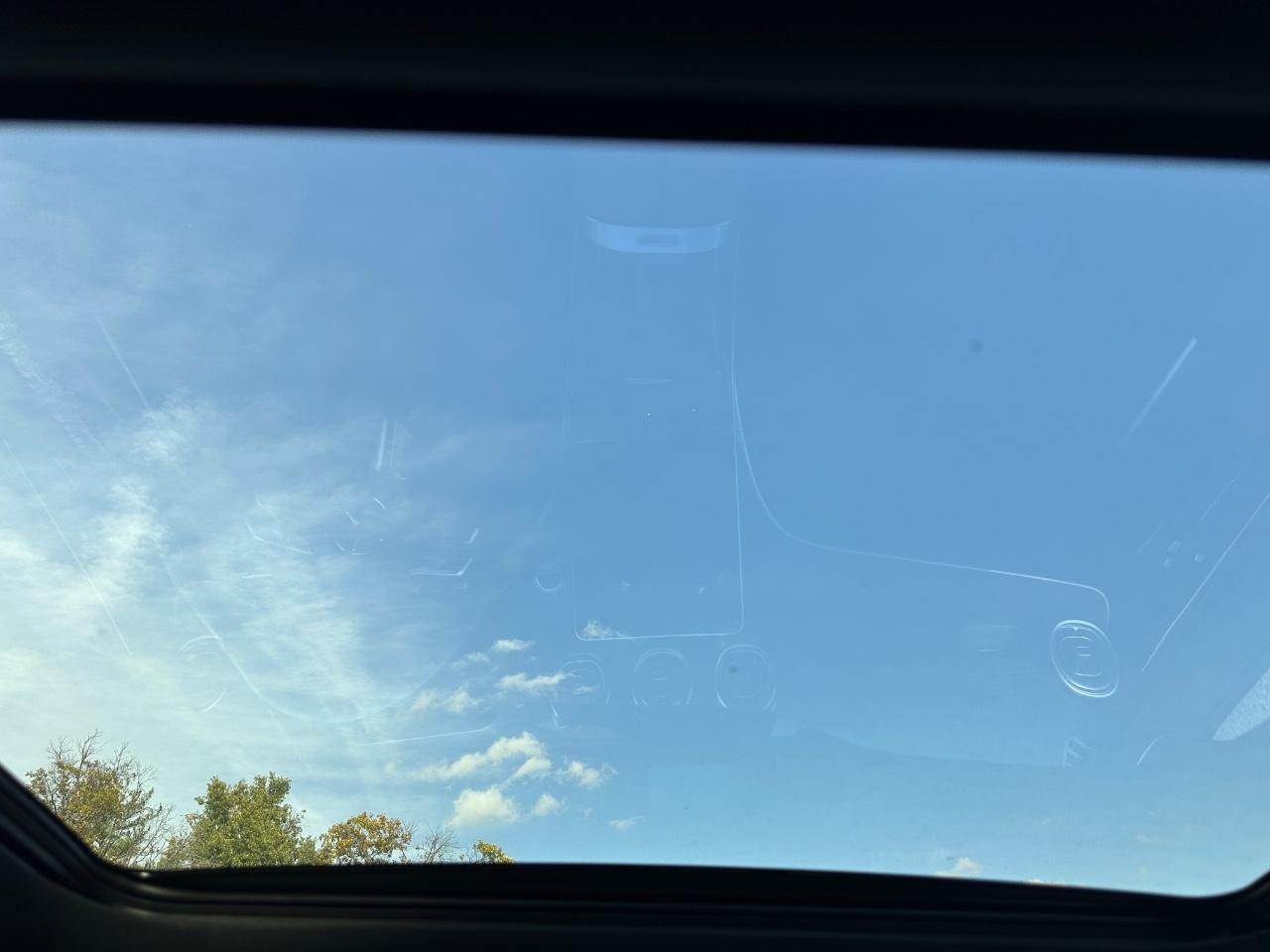 Mercedes-Benz C-Class Vehicle Full-screen Gallery Image 10