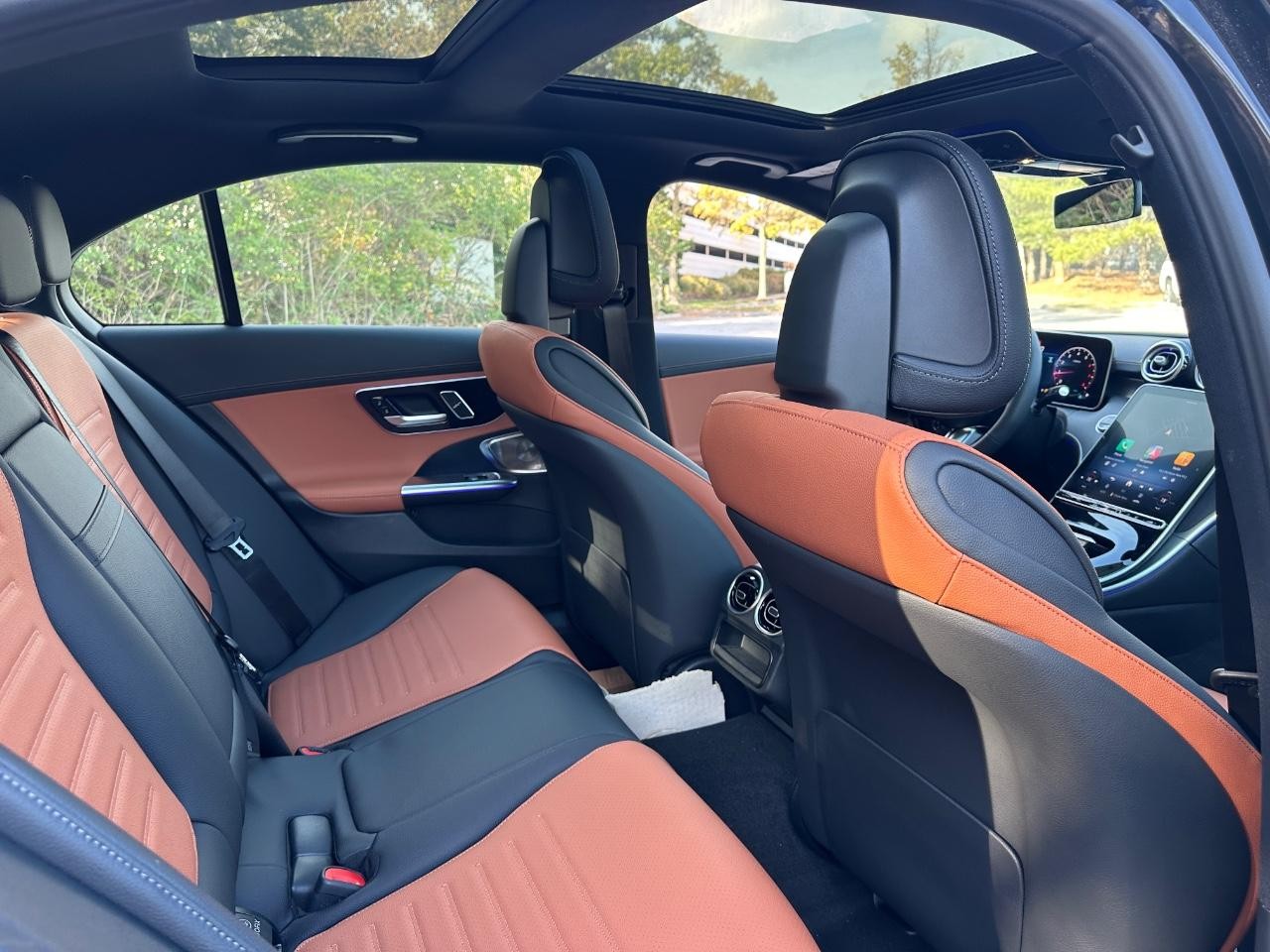 Mercedes-Benz C-Class Vehicle Full-screen Gallery Image 11