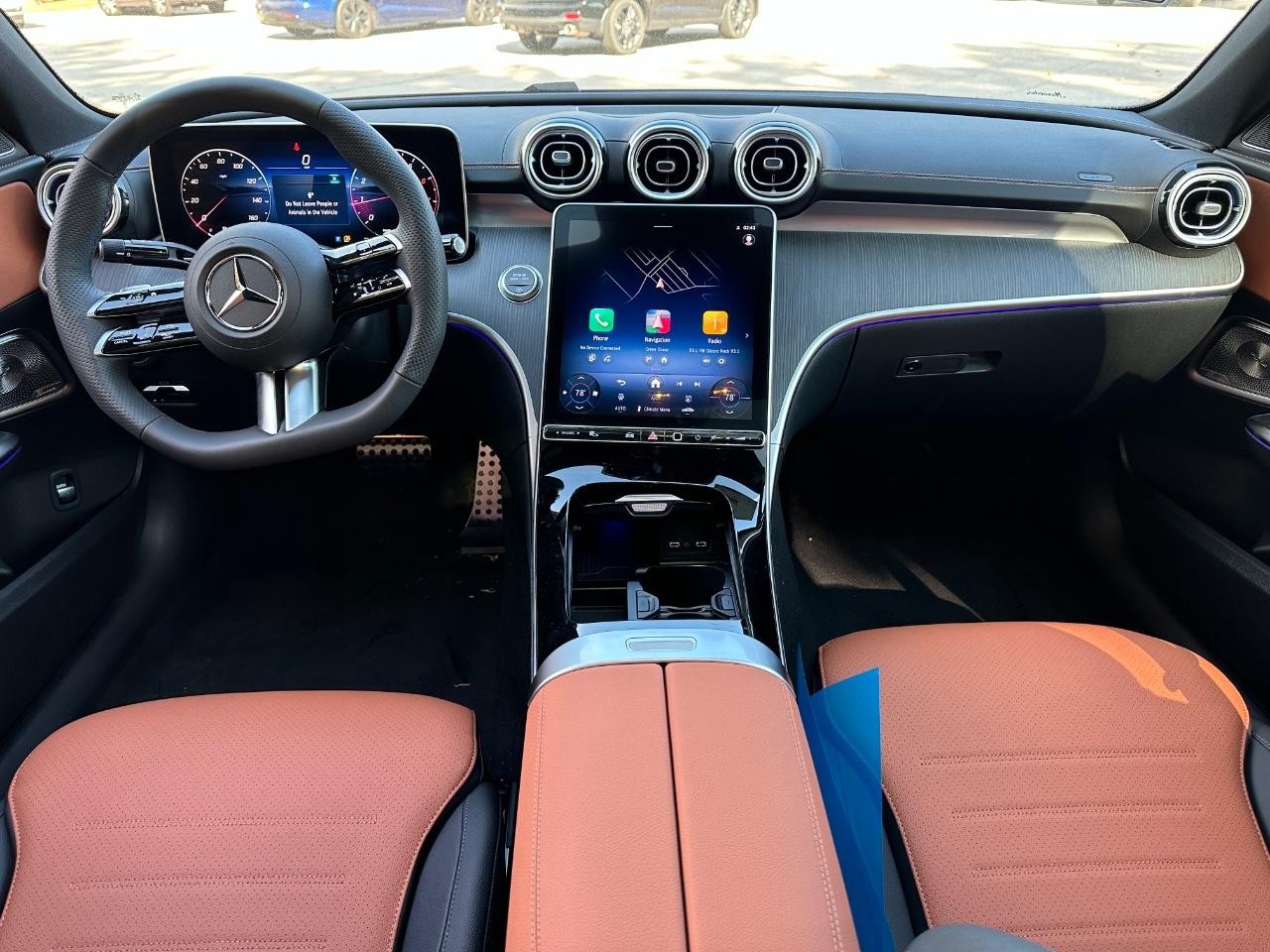 Mercedes-Benz C-Class Vehicle Full-screen Gallery Image 12