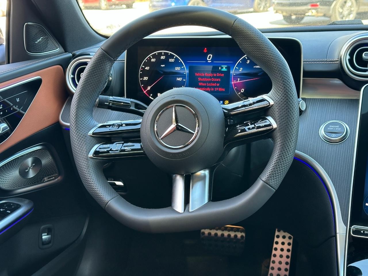 Mercedes-Benz C-Class Vehicle Full-screen Gallery Image 13