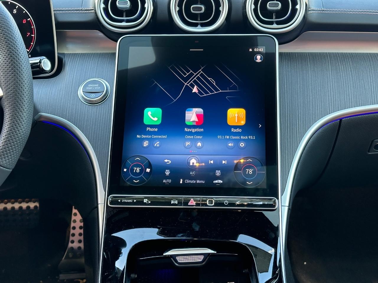 Mercedes-Benz C-Class Vehicle Full-screen Gallery Image 14