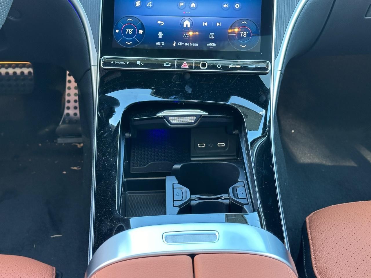 Mercedes-Benz C-Class Vehicle Full-screen Gallery Image 15