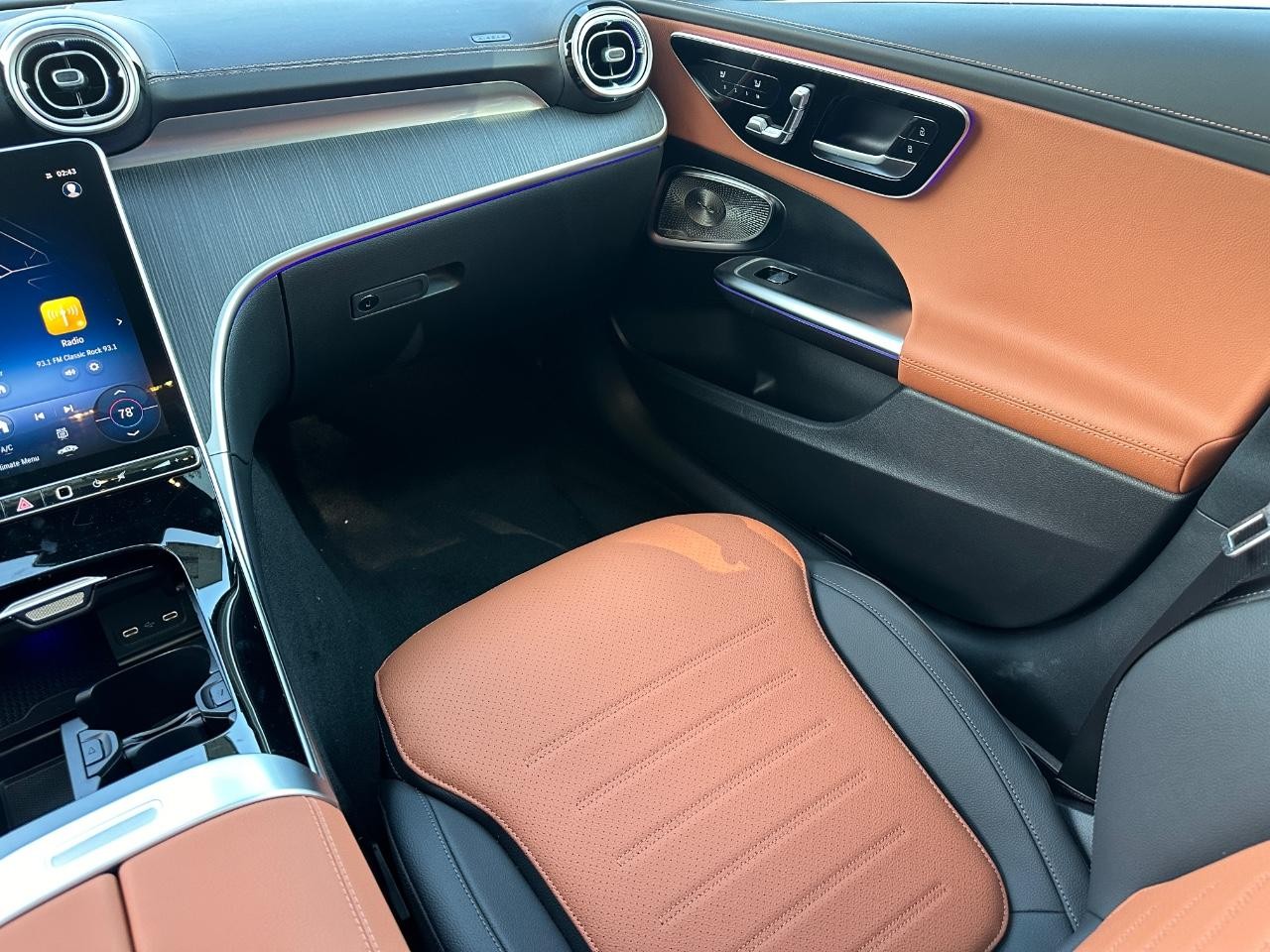 Mercedes-Benz C-Class Vehicle Full-screen Gallery Image 16