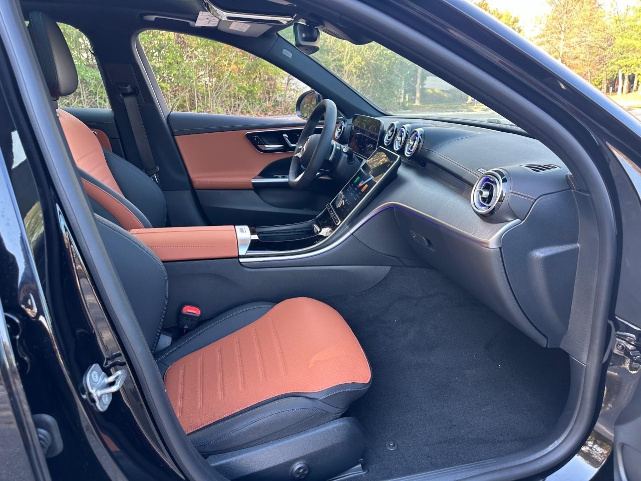 Mercedes-Benz C-Class Vehicle Full-screen Gallery Image 17