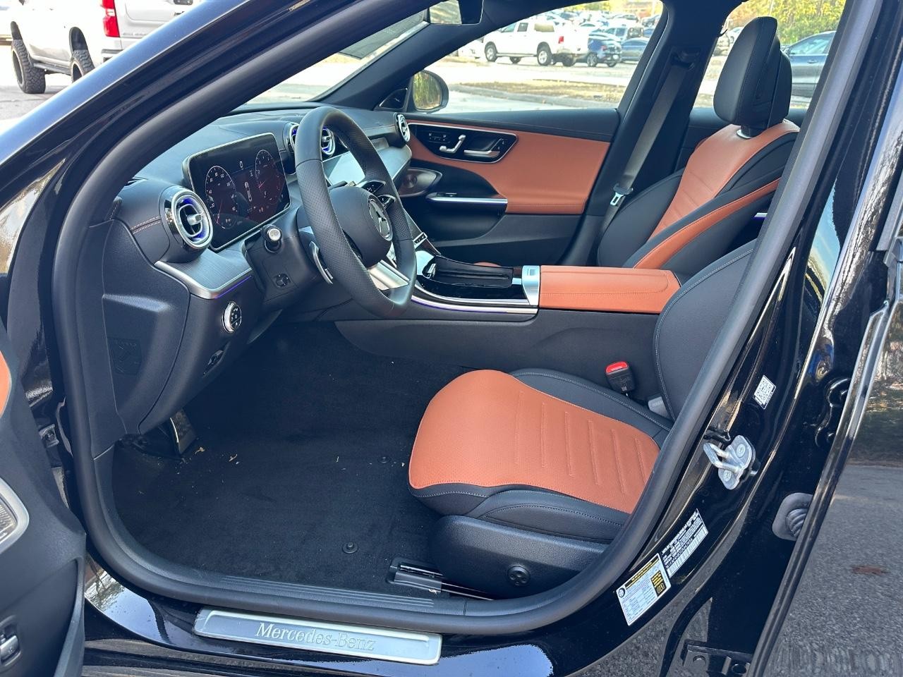 Mercedes-Benz C-Class Vehicle Full-screen Gallery Image 19