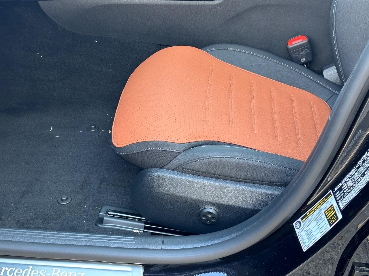 Mercedes-Benz C-Class Vehicle Full-screen Gallery Image 20