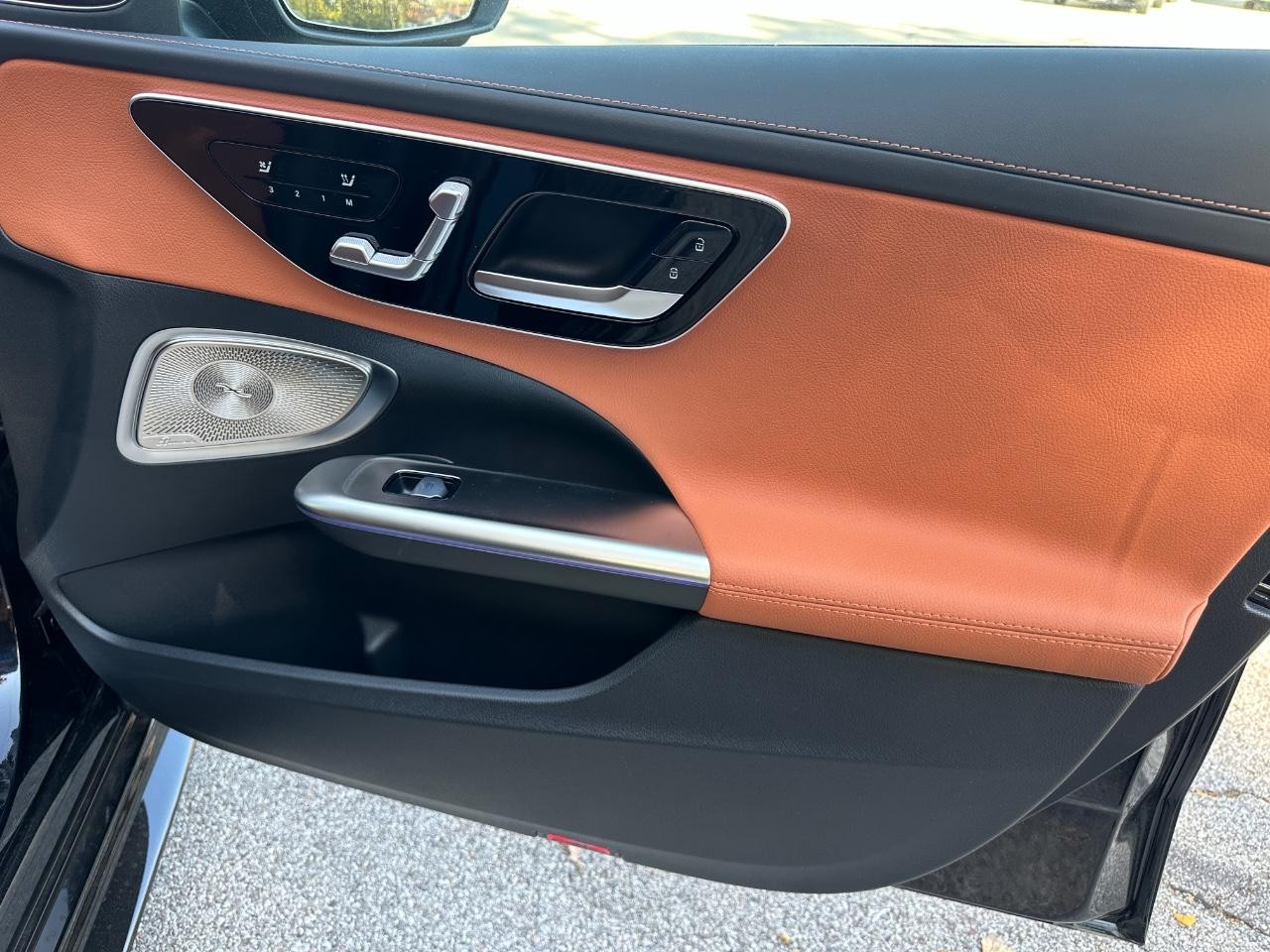 Mercedes-Benz C-Class Vehicle Full-screen Gallery Image 21