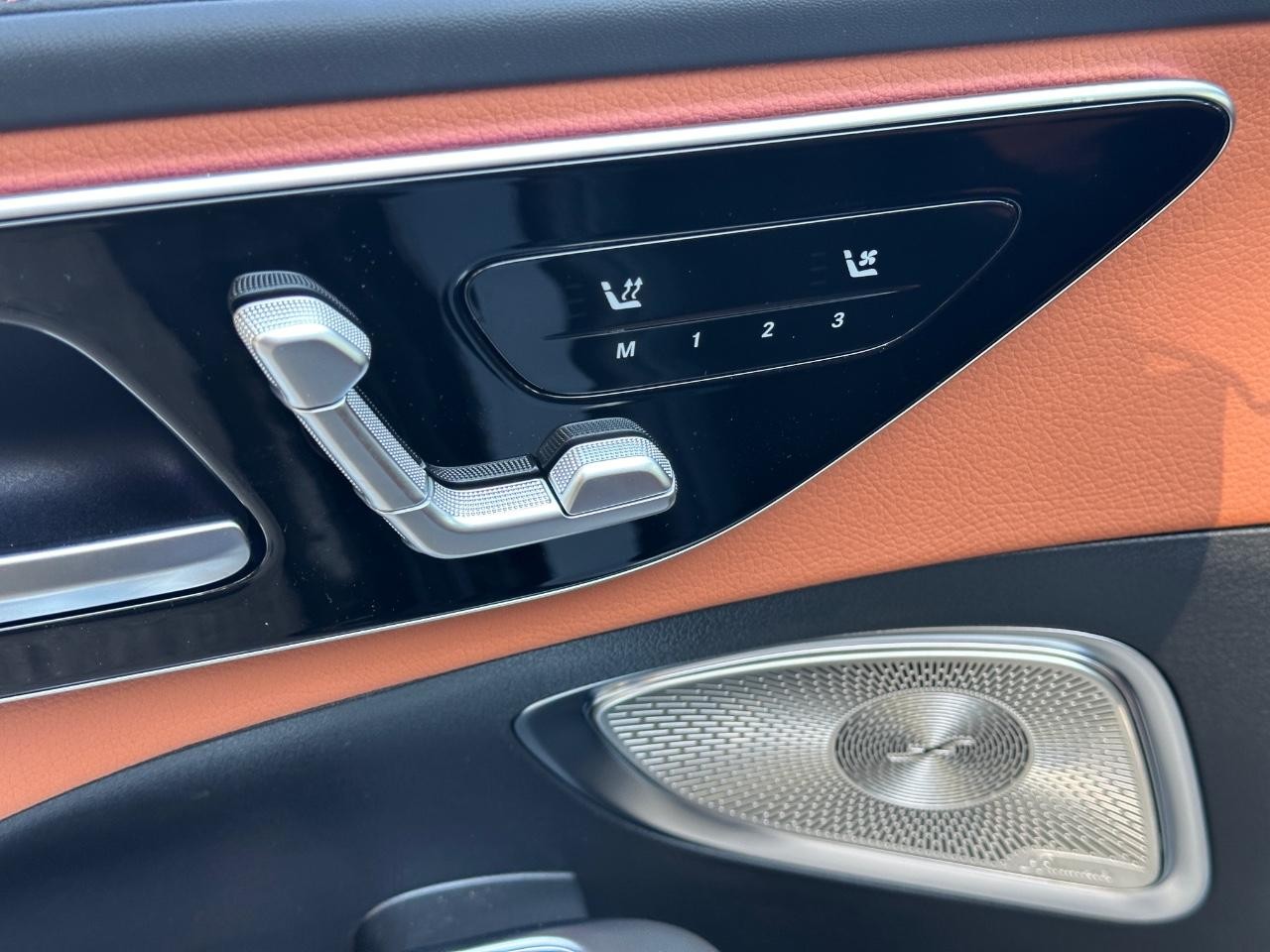 Mercedes-Benz C-Class Vehicle Full-screen Gallery Image 22