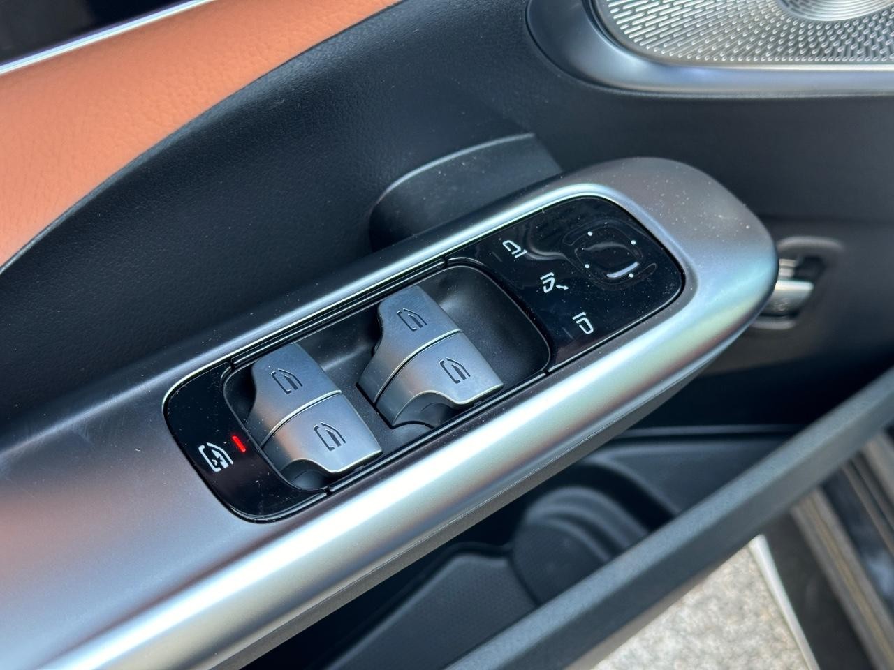 Mercedes-Benz C-Class Vehicle Full-screen Gallery Image 23