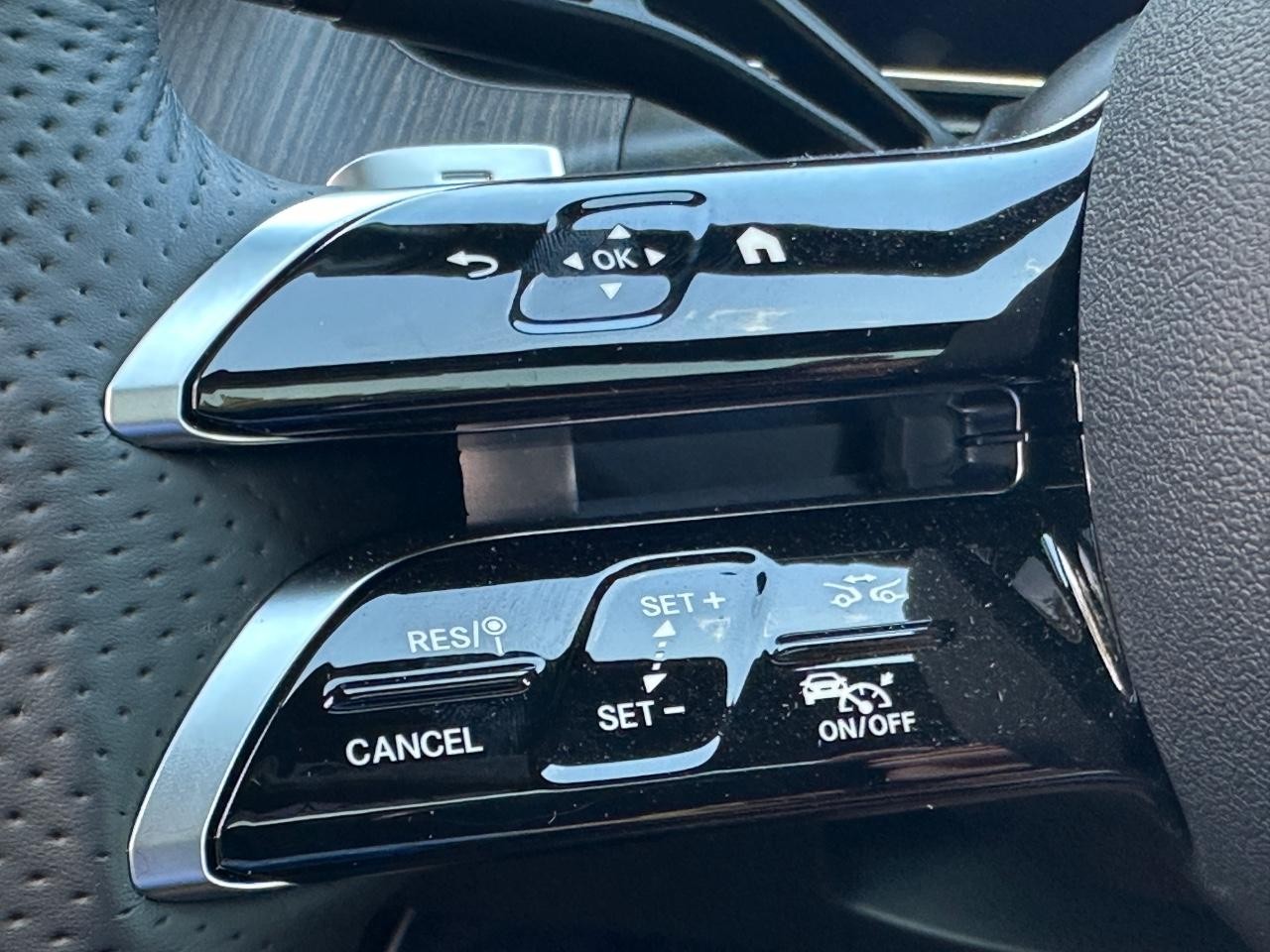 Mercedes-Benz C-Class Vehicle Full-screen Gallery Image 24