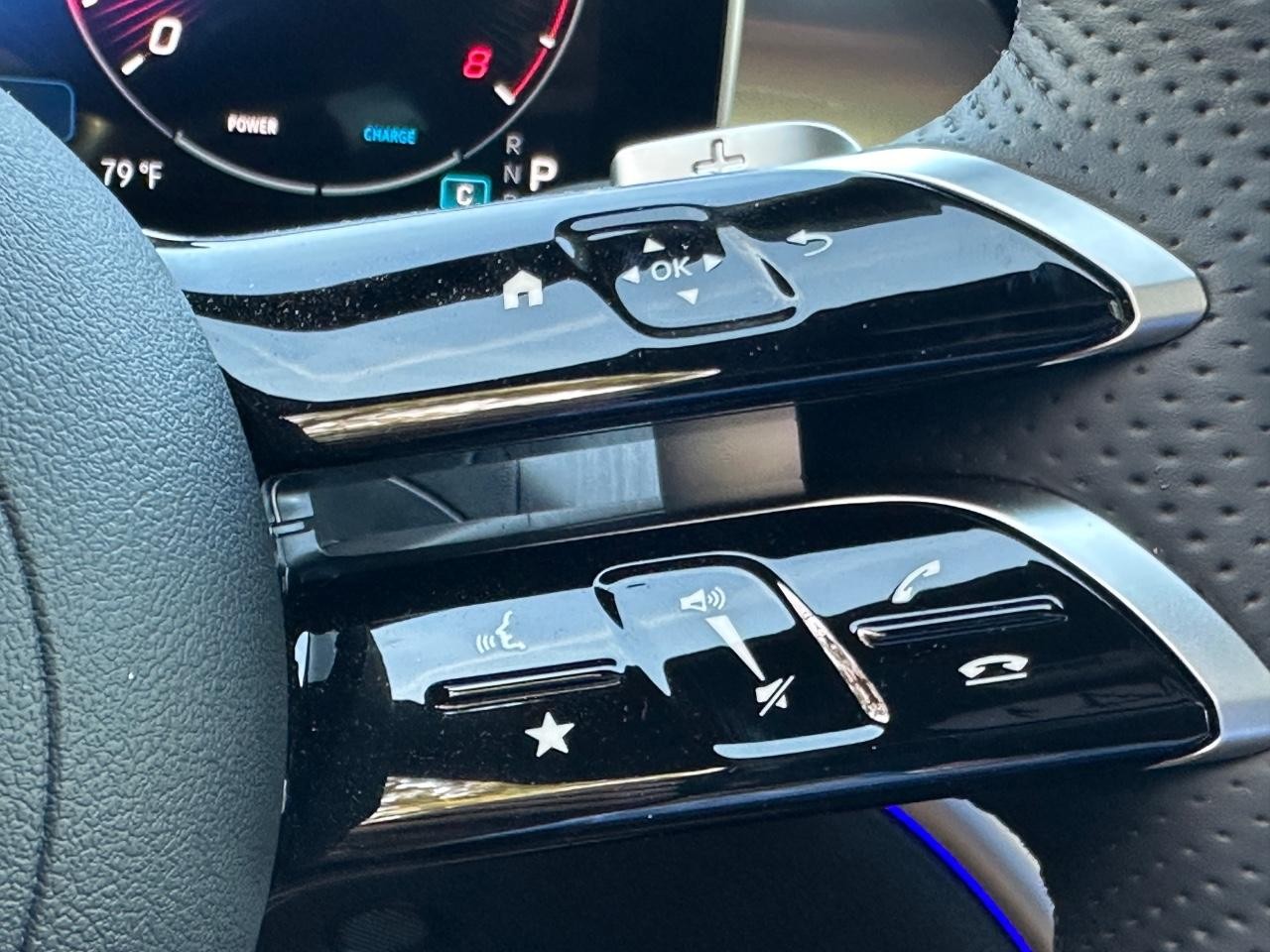 Mercedes-Benz C-Class Vehicle Full-screen Gallery Image 25