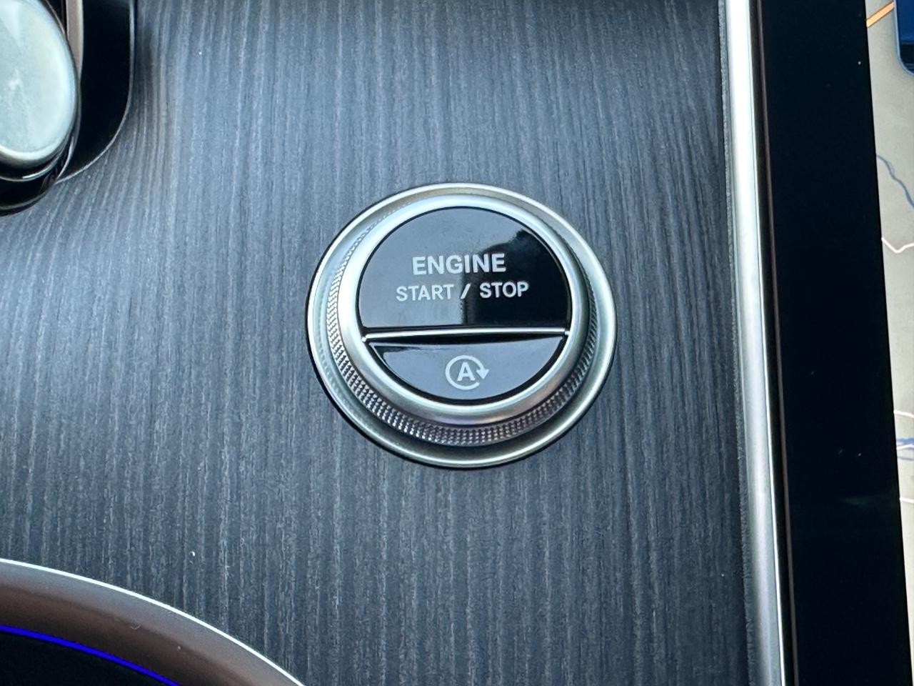 Mercedes-Benz C-Class Vehicle Full-screen Gallery Image 27