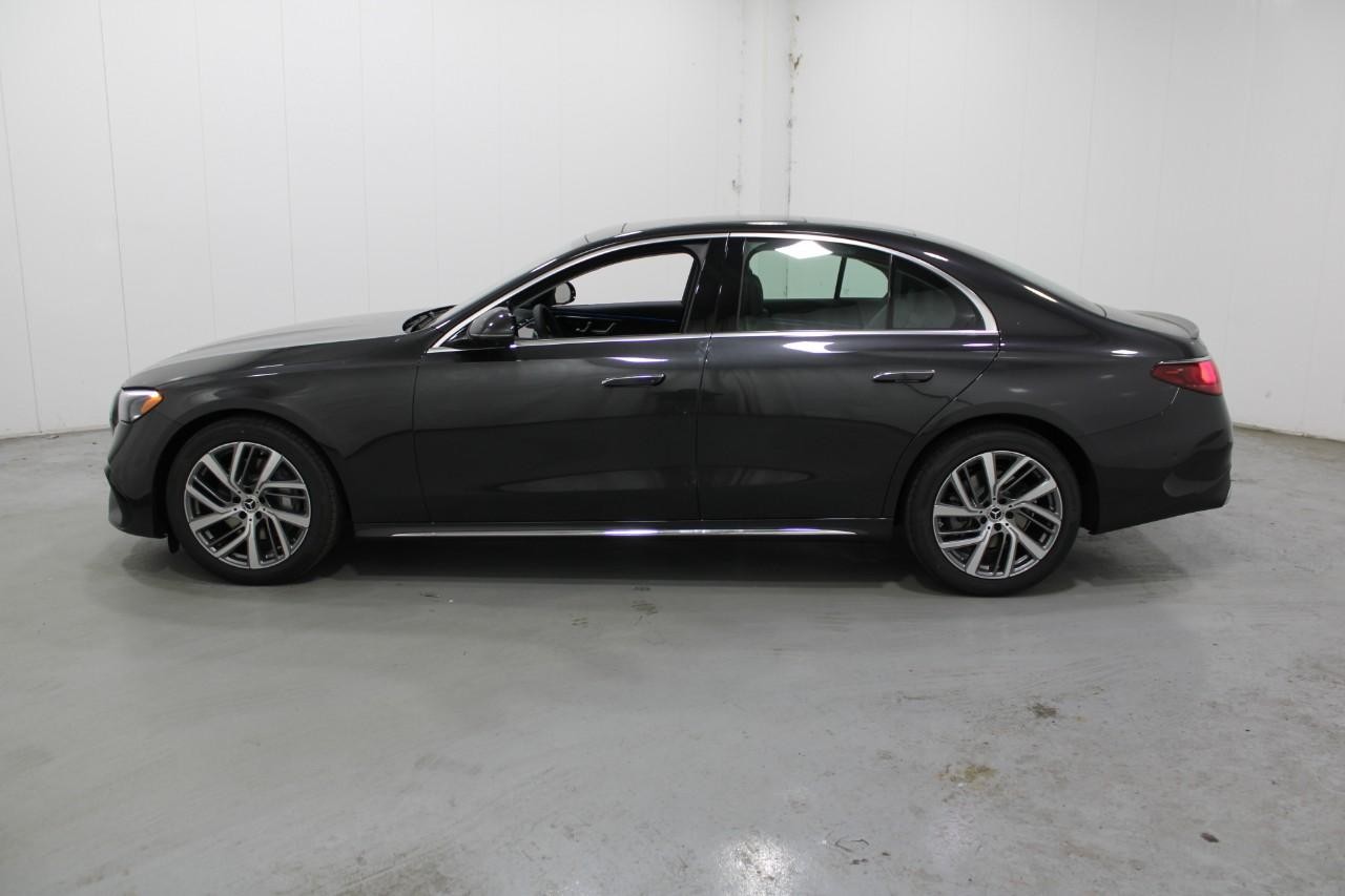 Mercedes-Benz E-Class Vehicle Full-screen Gallery Image 2