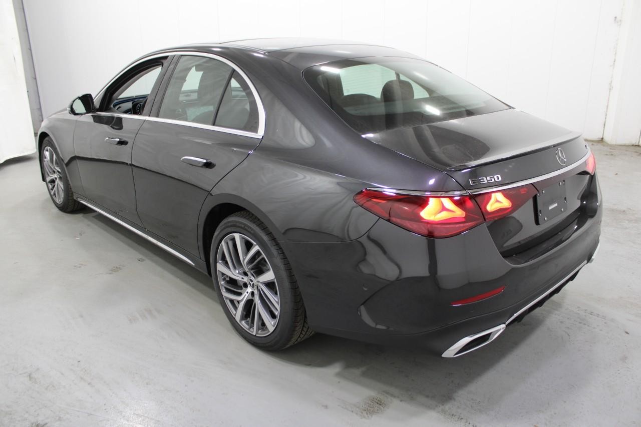 Mercedes-Benz E-Class Vehicle Full-screen Gallery Image 3