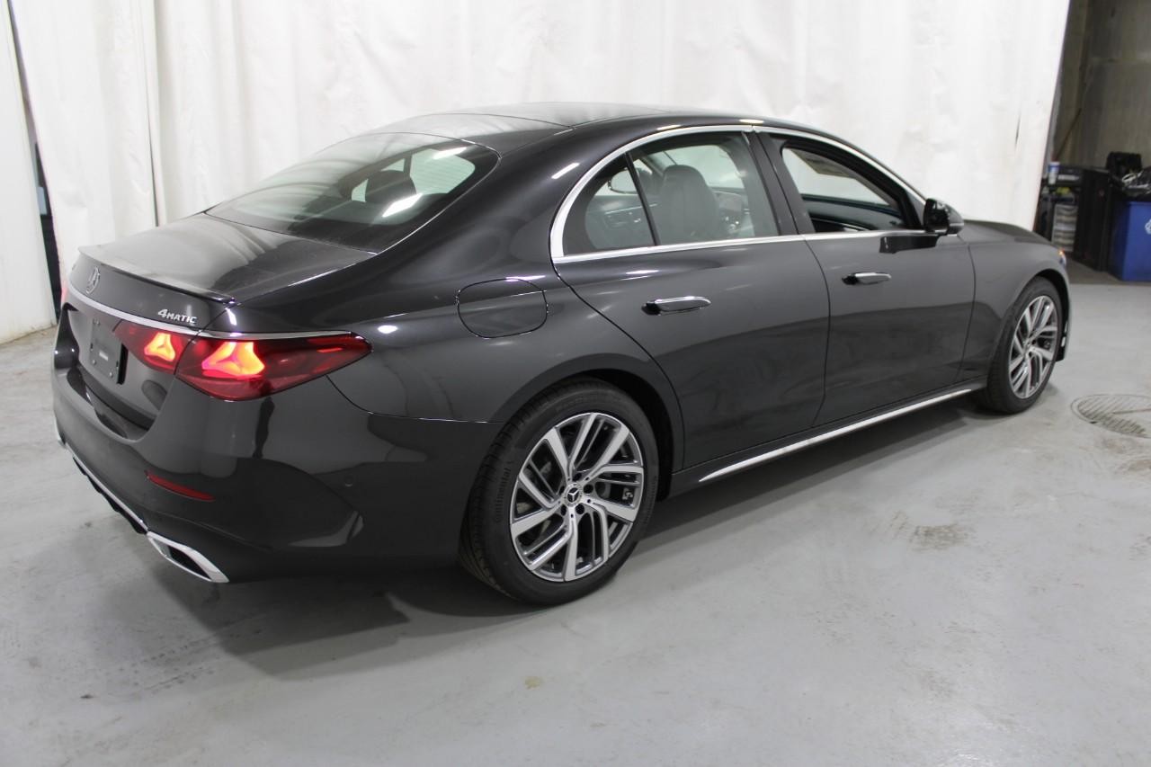 Mercedes-Benz E-Class Vehicle Full-screen Gallery Image 4