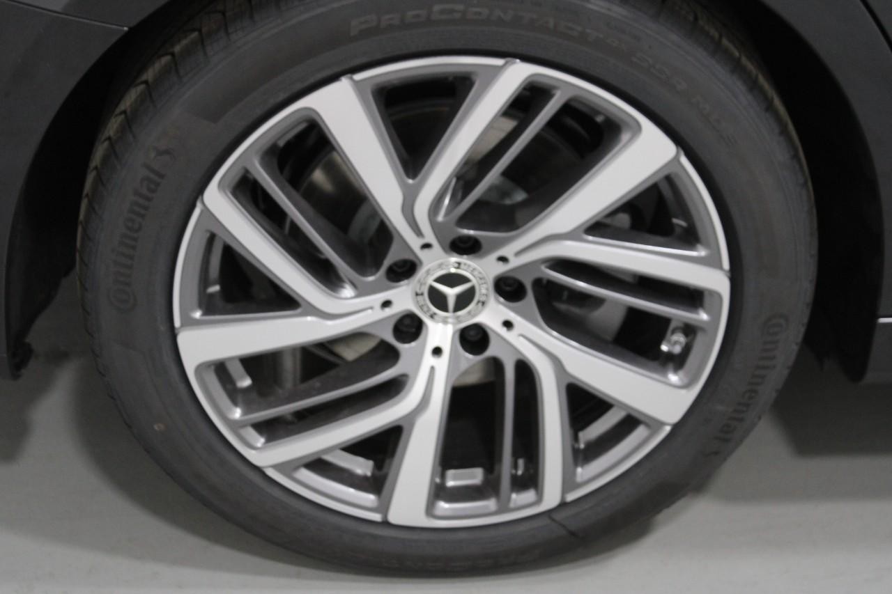 Mercedes-Benz E-Class Vehicle Full-screen Gallery Image 5