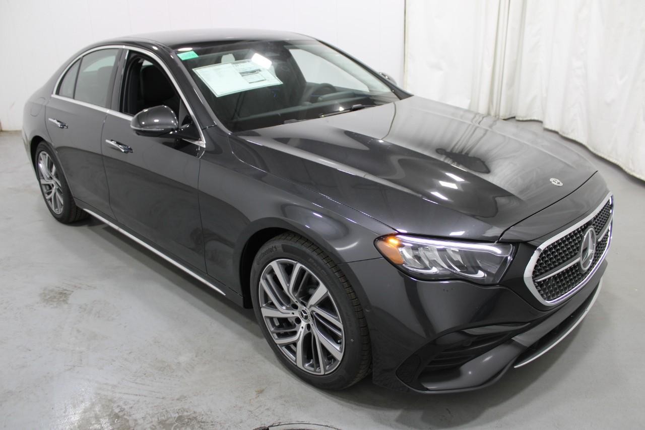 Mercedes-Benz E-Class Vehicle Full-screen Gallery Image 6