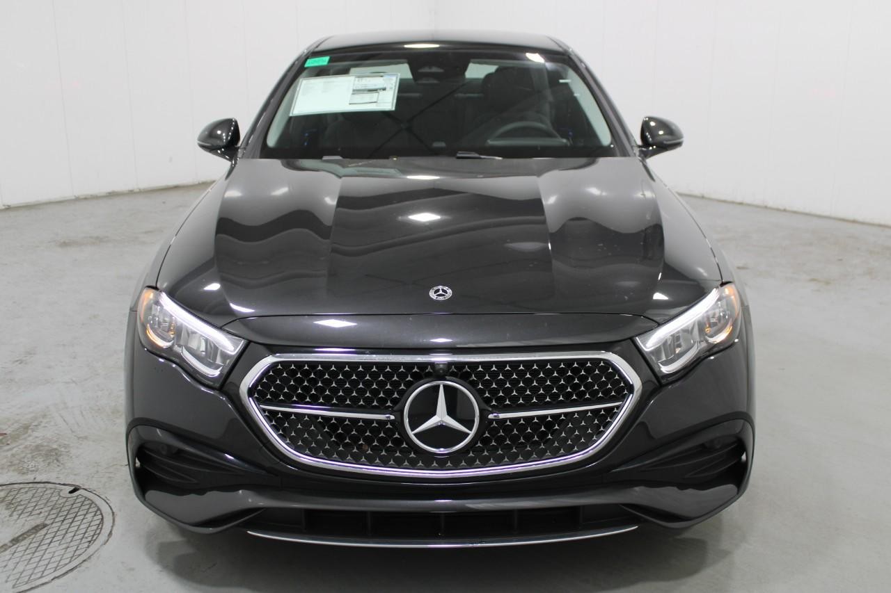 Mercedes-Benz E-Class Vehicle Full-screen Gallery Image 7