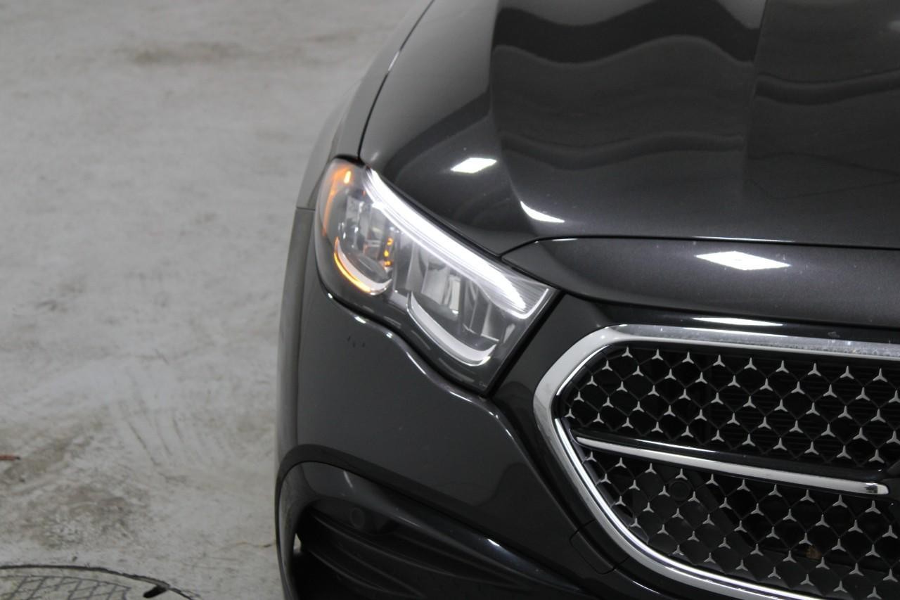 Mercedes-Benz E-Class Vehicle Full-screen Gallery Image 8