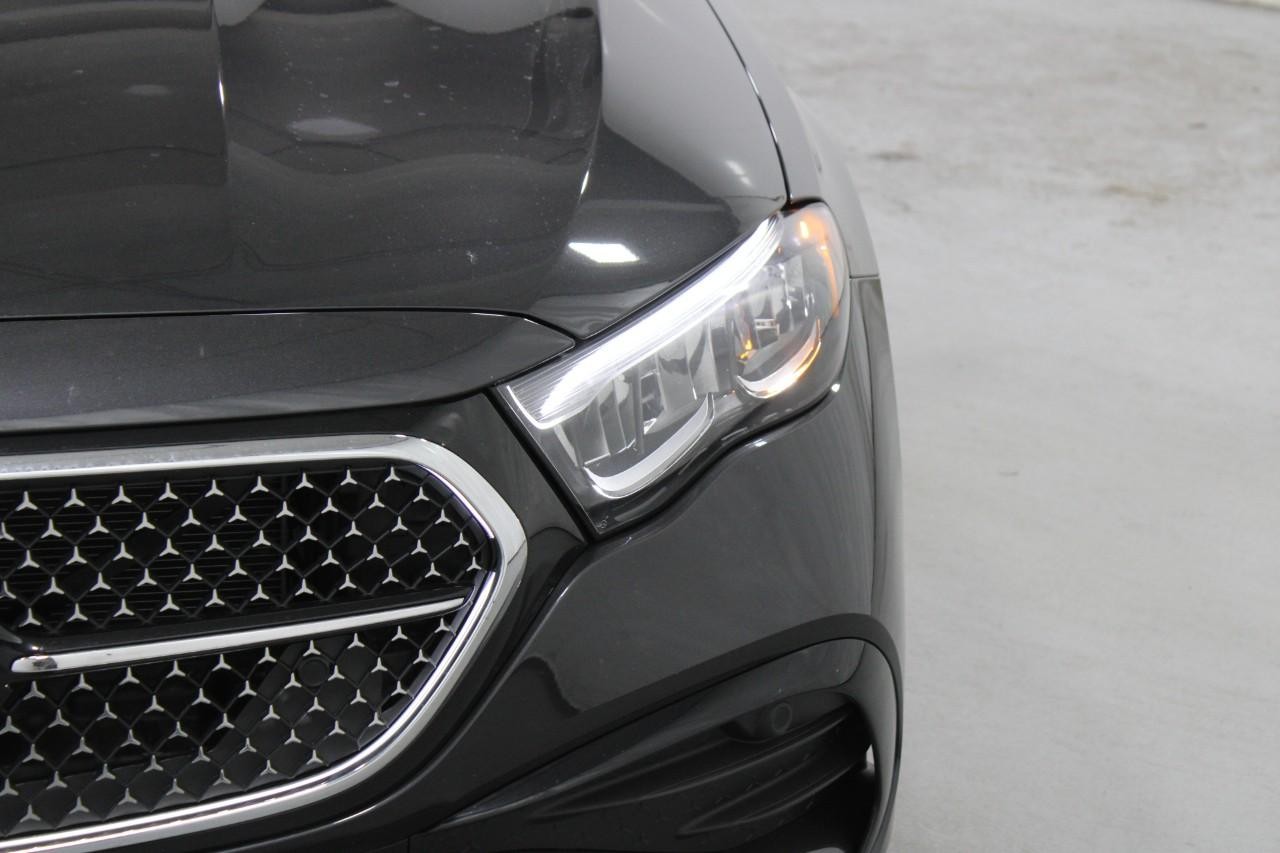 Mercedes-Benz E-Class Vehicle Full-screen Gallery Image 9