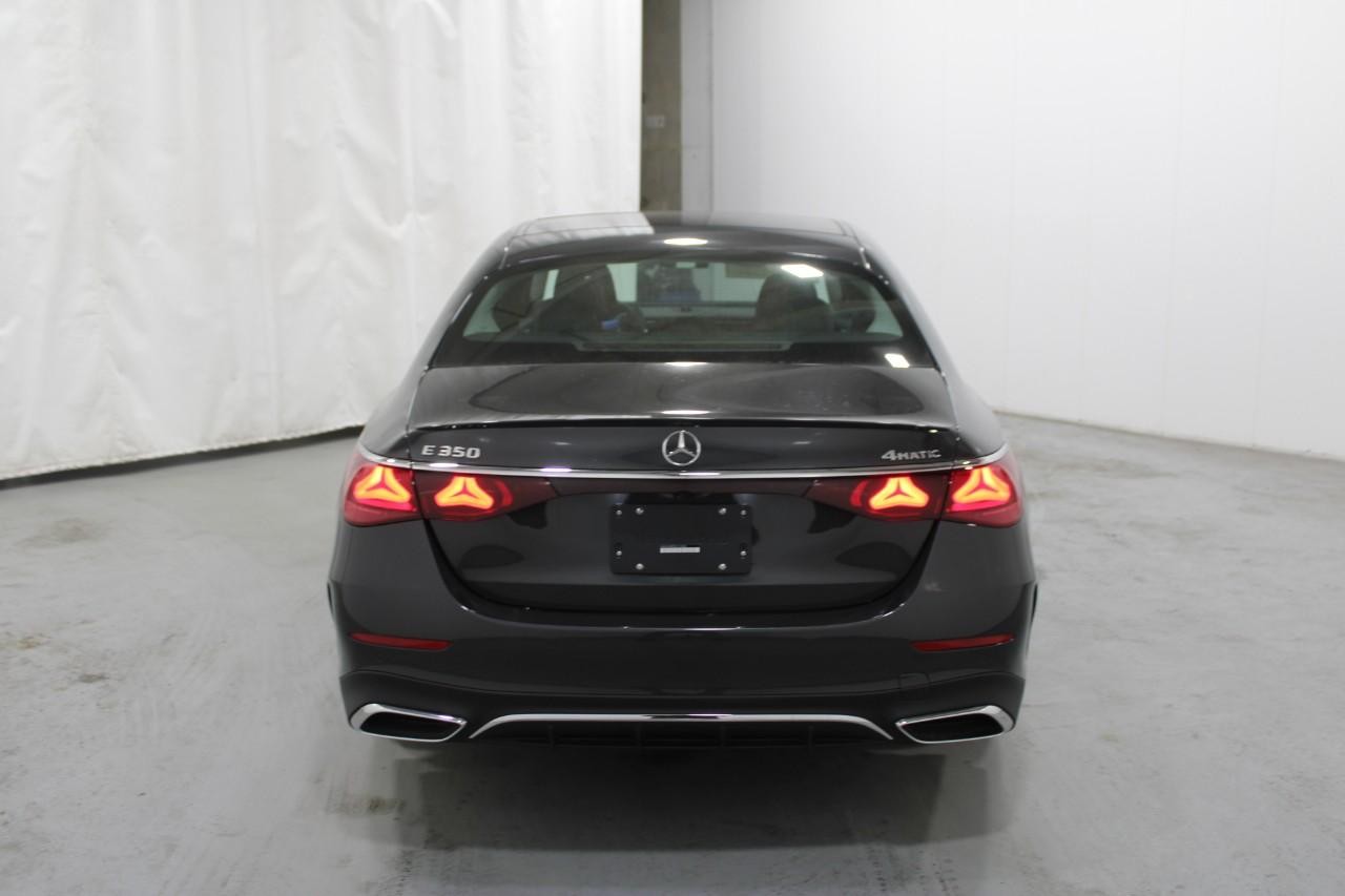 Mercedes-Benz E-Class Vehicle Full-screen Gallery Image 10